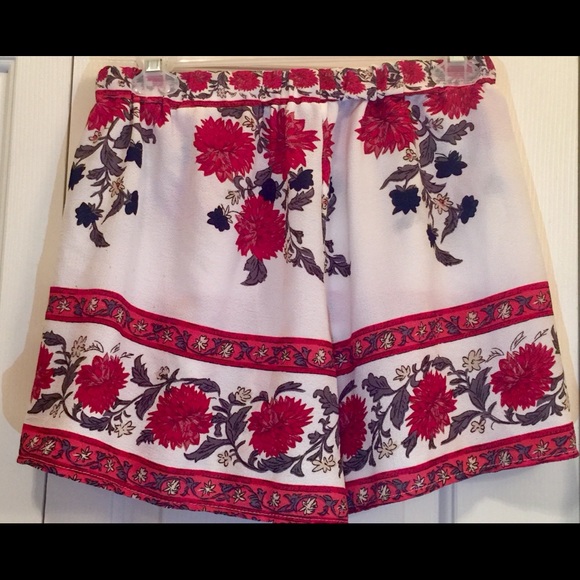 White/Rose patterned top and matching short set - Picture 3 of 3